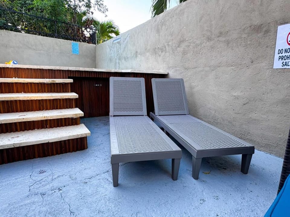 Patio, Day, Seating area, sunbed