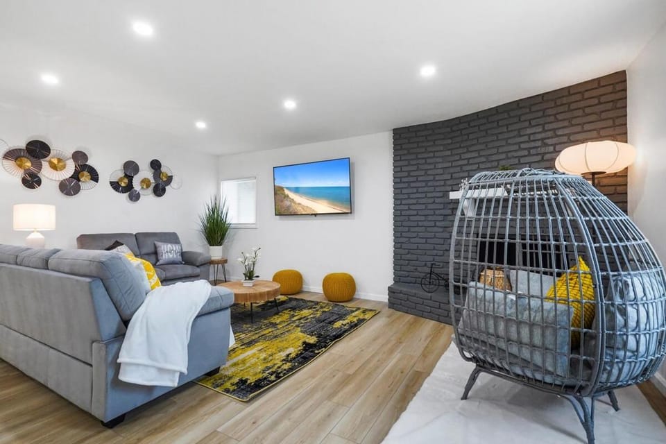 Walk to Shoreline Village, BBQ in Prime Location House in Long Beach