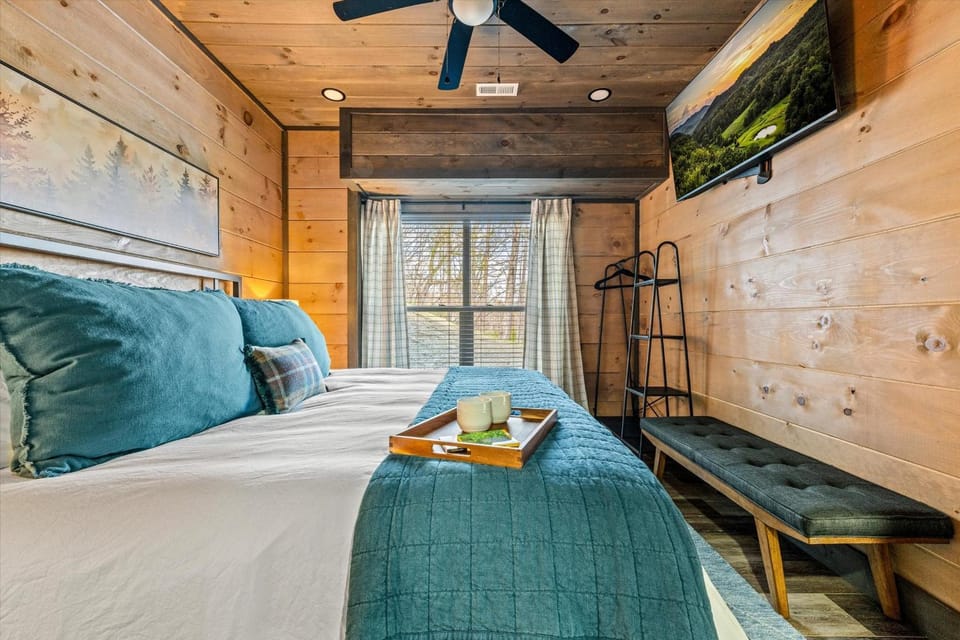 Bed, TV and multimedia, Photo of the whole room, Bedroom