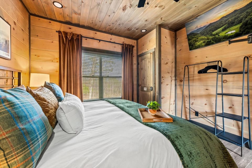 Bed, TV and multimedia, Photo of the whole room, Bedroom