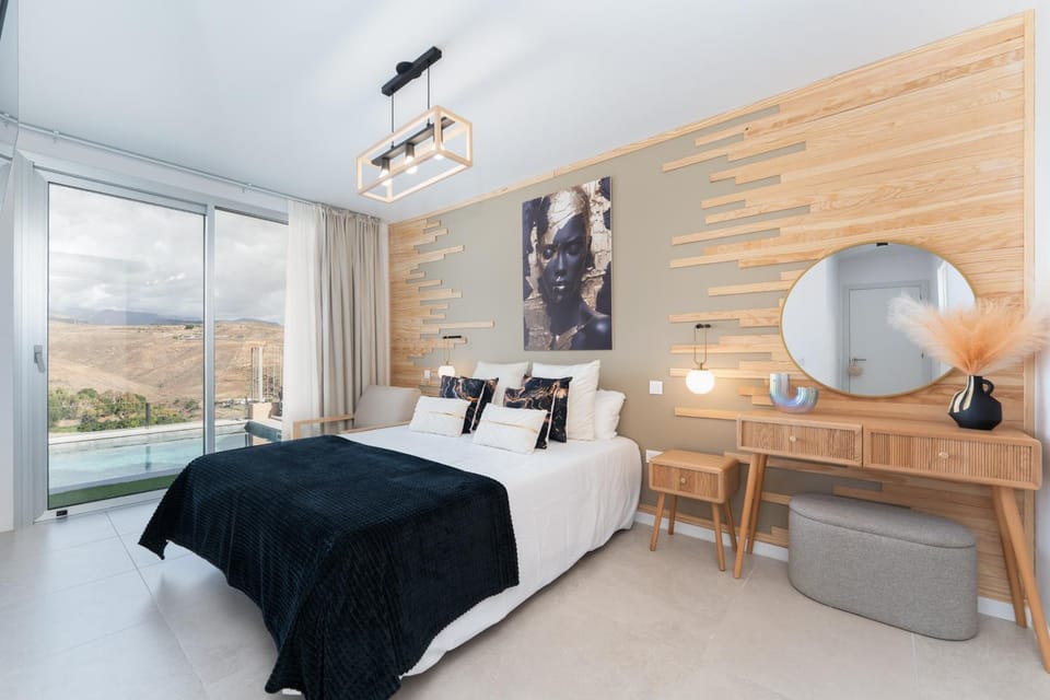 Bed, Swimming pool