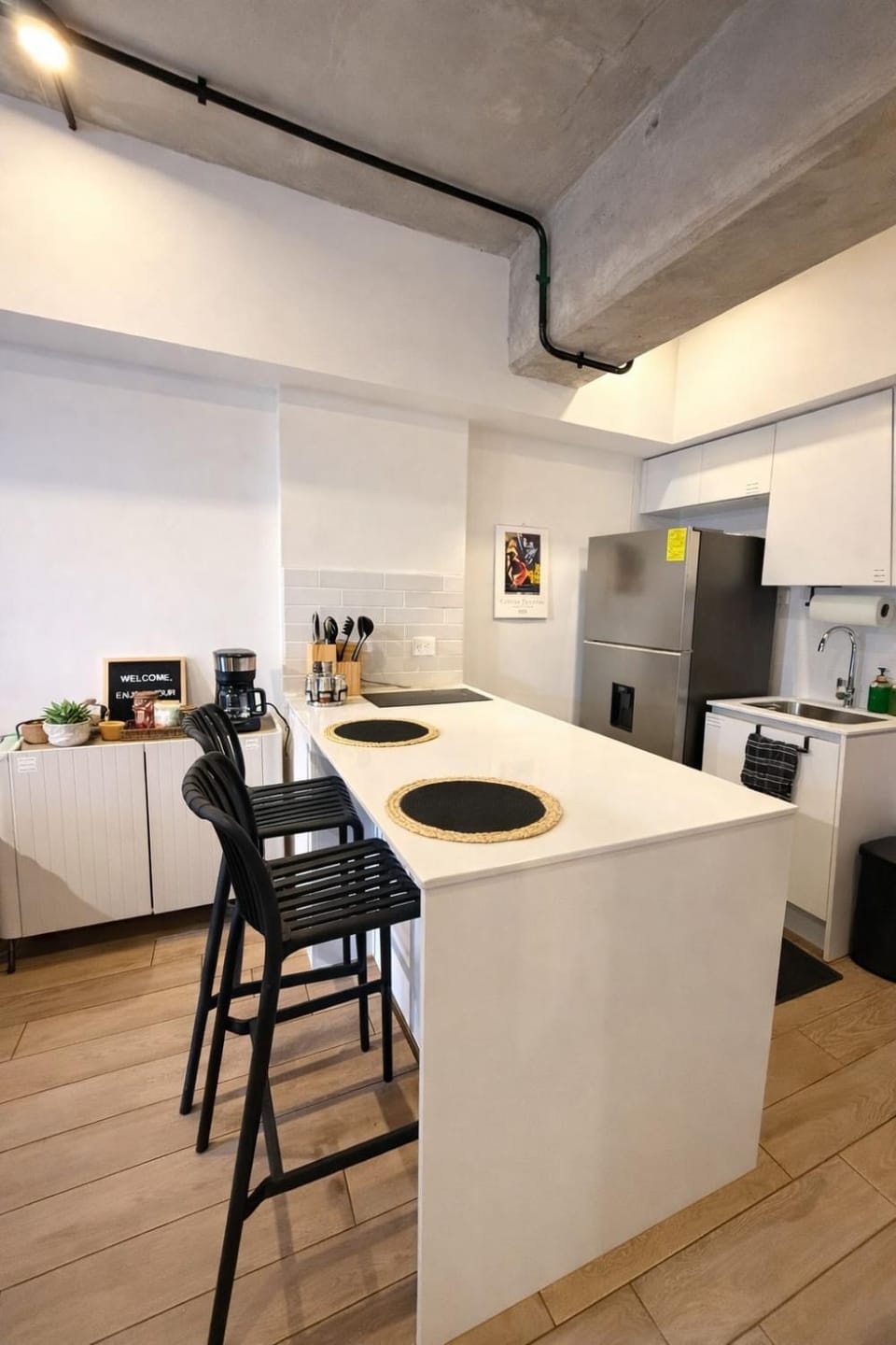 Kitchen or kitchenette, Dining area