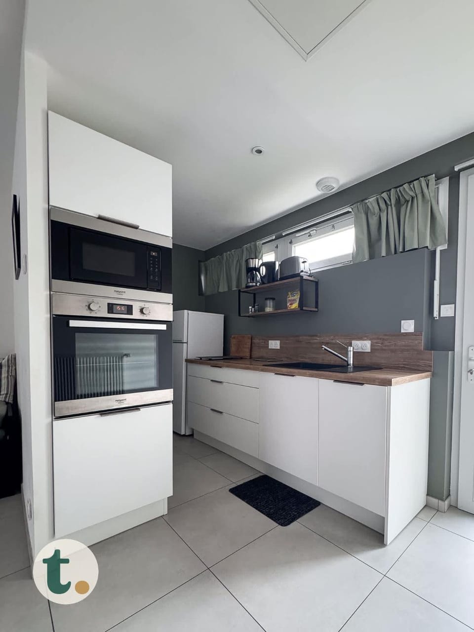 Kitchen or kitchenette, oven, stove