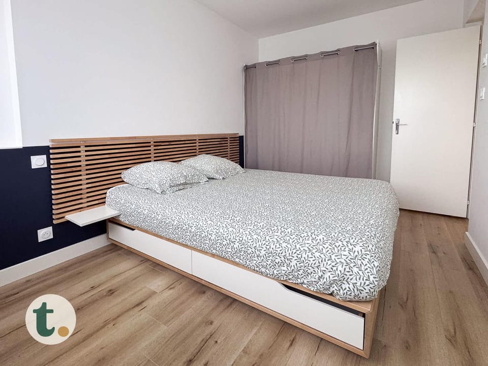 Bed, Photo of the whole room, Bedroom, wardrobe