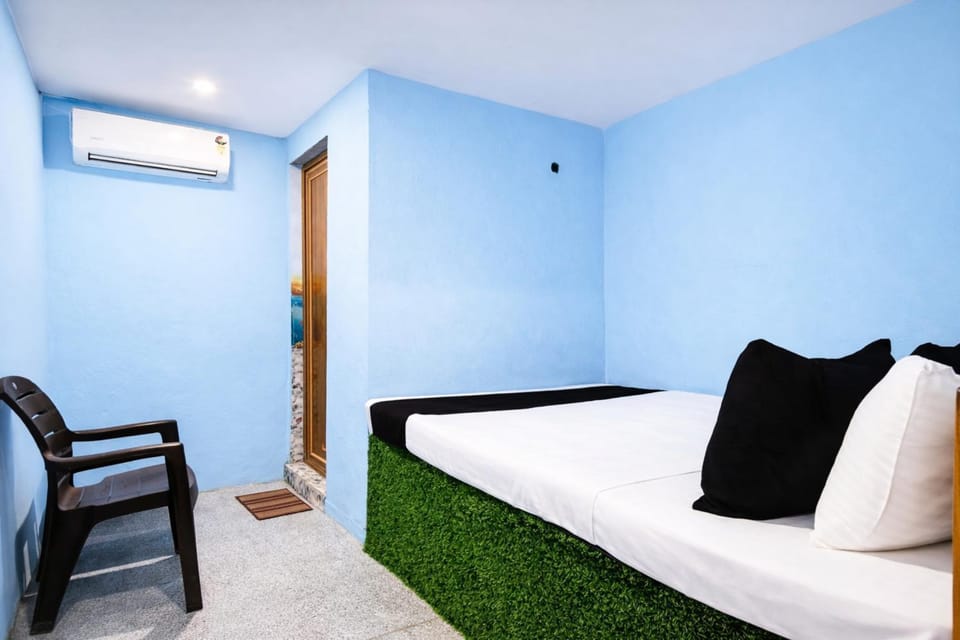 Bed, Living room, Photo of the whole room, Seating area, Bedroom, air conditioner