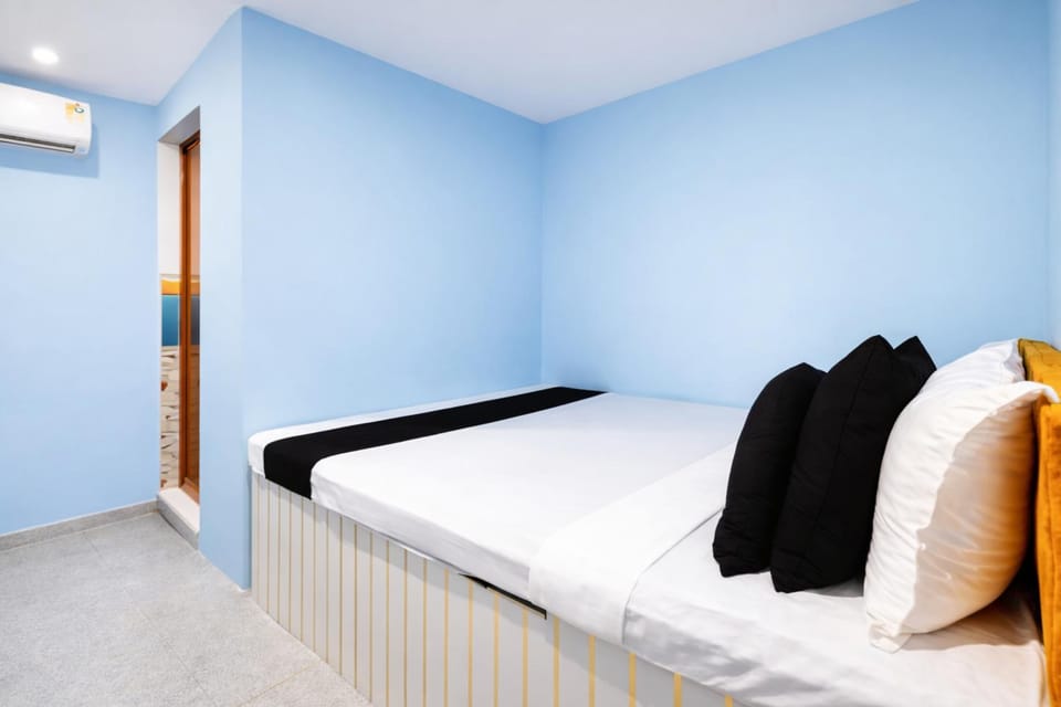 Bed, Photo of the whole room, Bedroom, towels, air conditioner