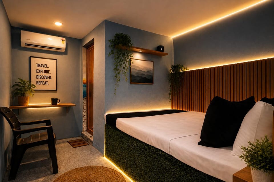 Bed, TV and multimedia, Living room, Photo of the whole room, Seating area, Bedroom, air conditioner