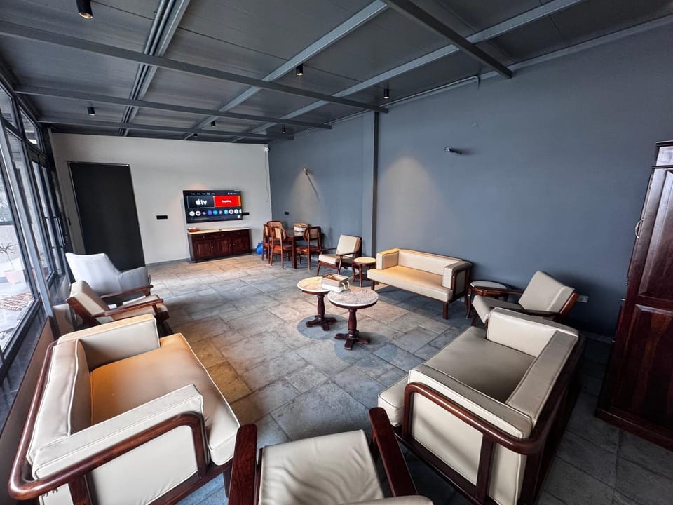Communal lounge/ TV room, TV and multimedia, Living room, Seating area, Evening entertainment