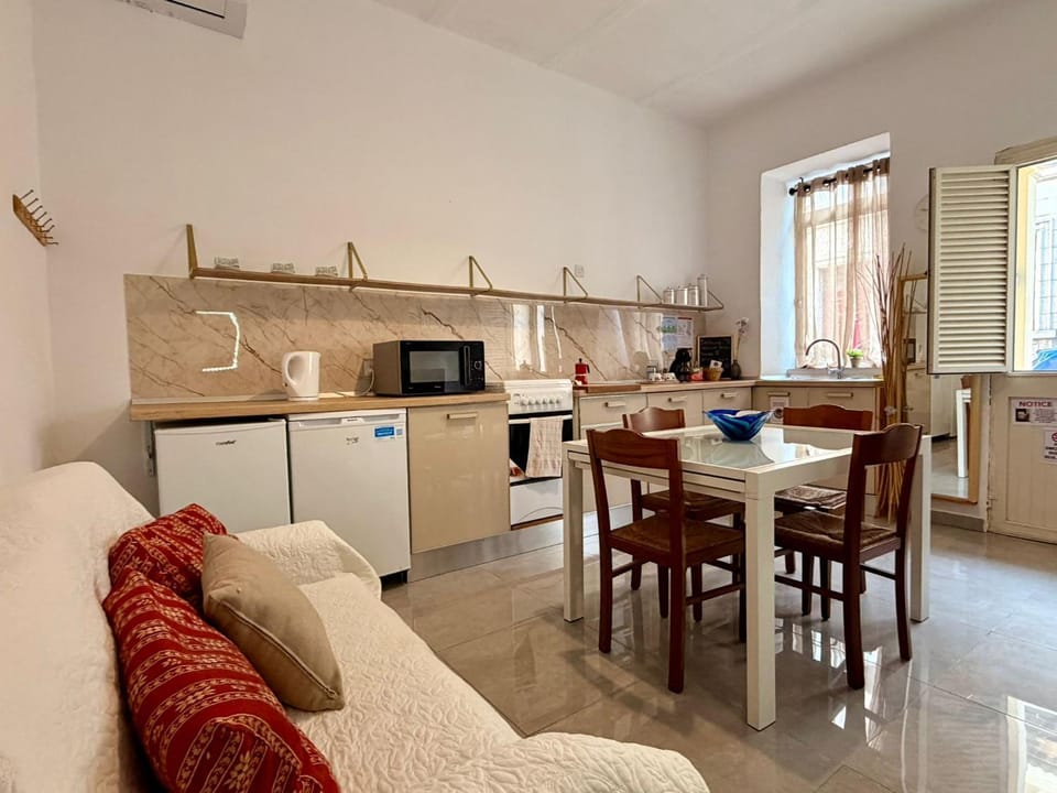 Dining area, kitchen