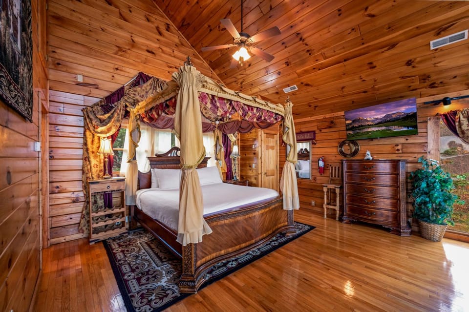 Smokies Mountain Charm Views Hot Tub Game Room House in Pigeon Forge