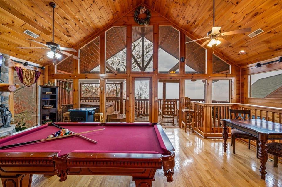 Smokies Mountain Charm Views Hot Tub Game Room House in Pigeon Forge