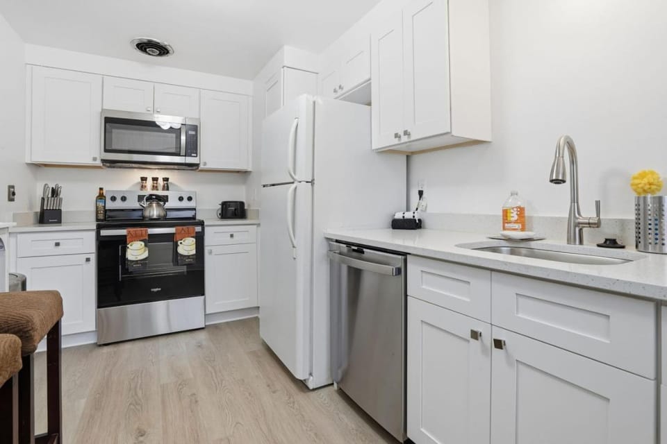 Kitchen or kitchenette, dishwasher, oven, stove