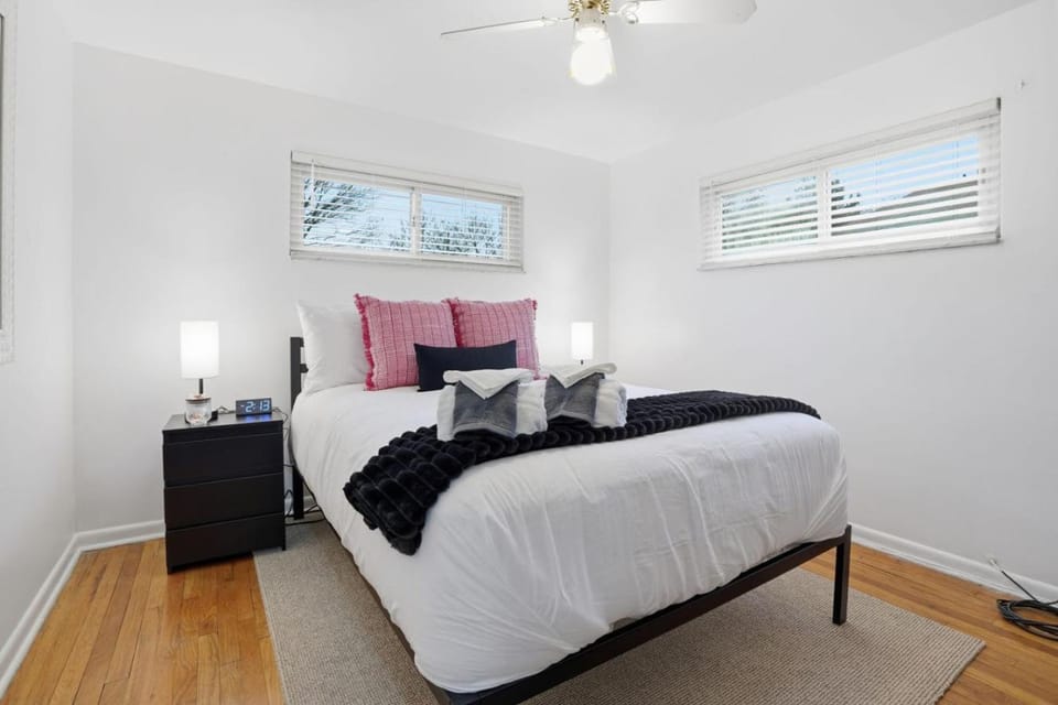 Bed, Photo of the whole room, Bedroom