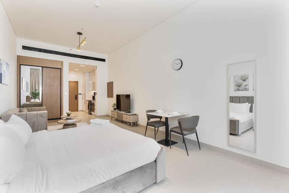 Bed, Photo of the whole room, Dining area