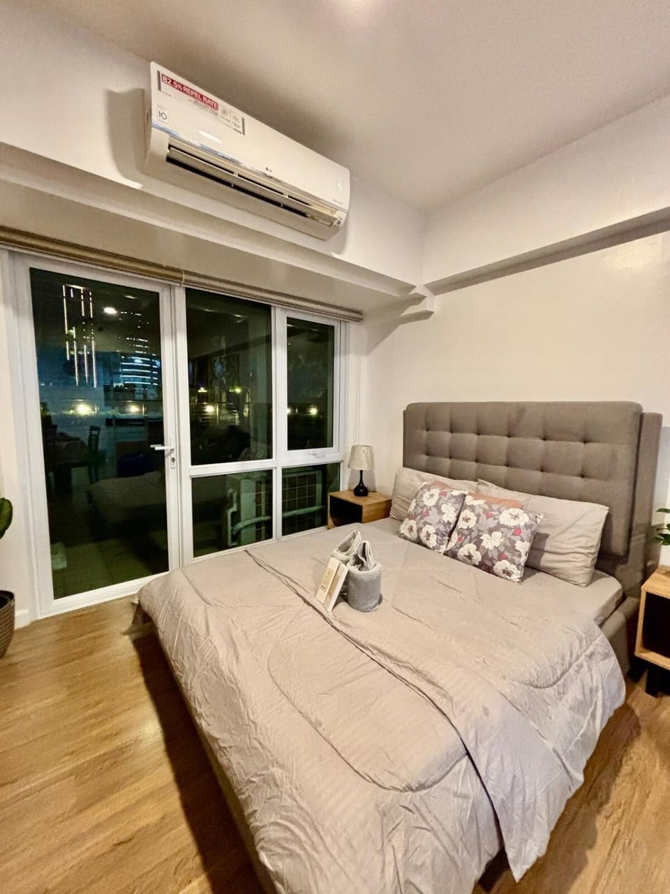 Condo In Abreeza Mall Near Pool with Balcony Apartment in Davao City