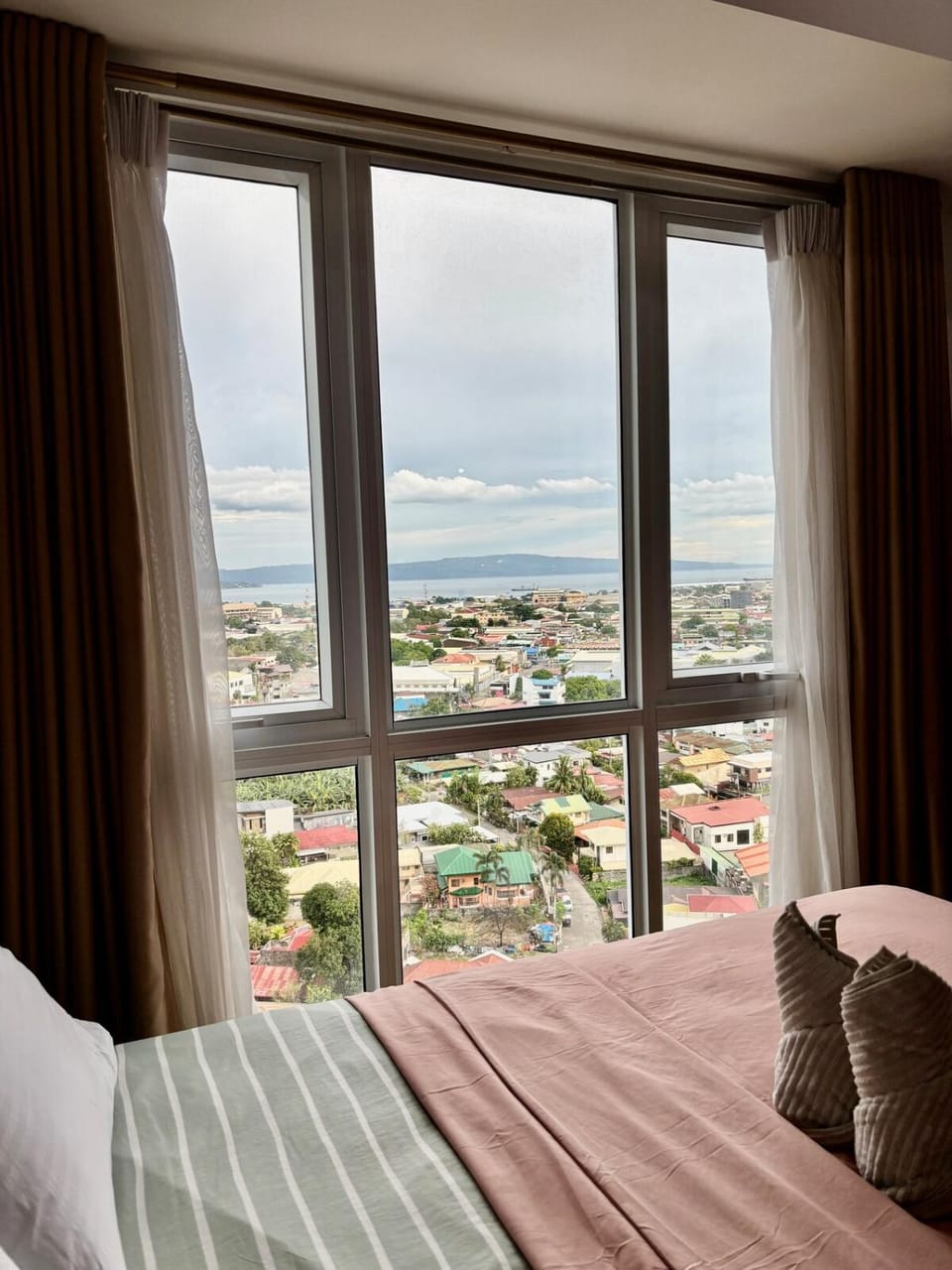 Condo In Abreeza Mall Netflix & Overlooking Samal Apartment in Davao City