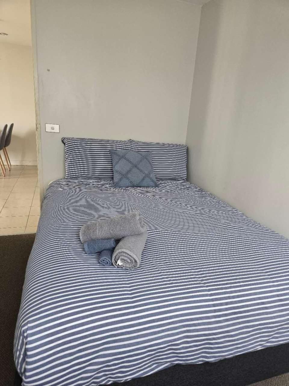 Sapphire building 2 bedsroom 1 living room, kitchen bath balcony wifi washing machine clothes drier near wilson parking Apartment in Auckland
