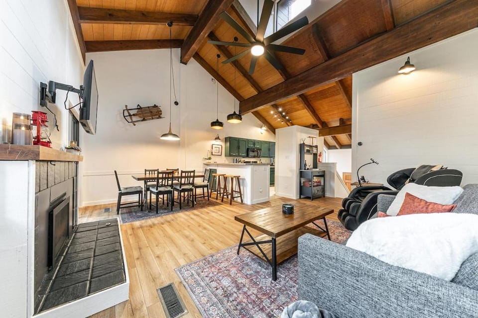 TV and multimedia, Kitchen or kitchenette, Living room, Seating area, Dining area, fireplace, pet friendly