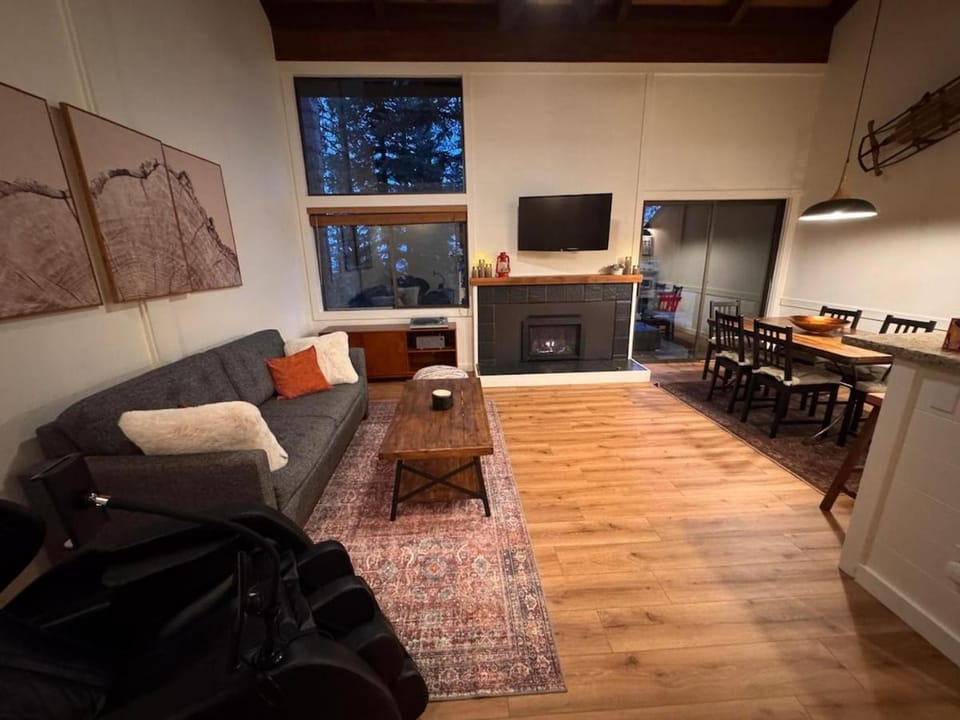TV and multimedia, View (from property/room), Living room, Seating area, Dining area, Evening entertainment, fireplace
