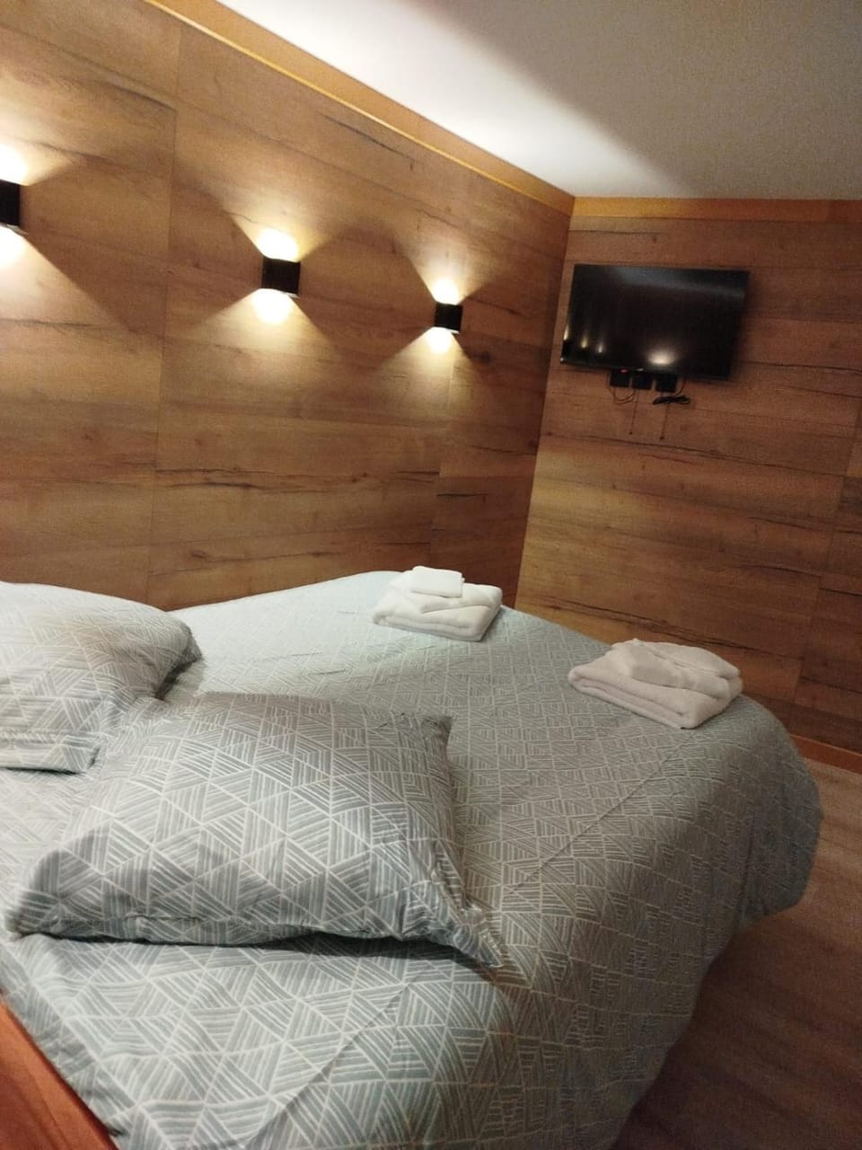 Bed, TV and multimedia, Photo of the whole room, Bedroom