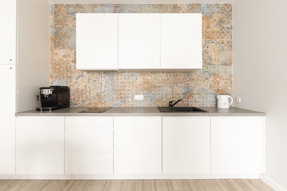 Coffee/tea facilities, Kitchen or kitchenette, stove