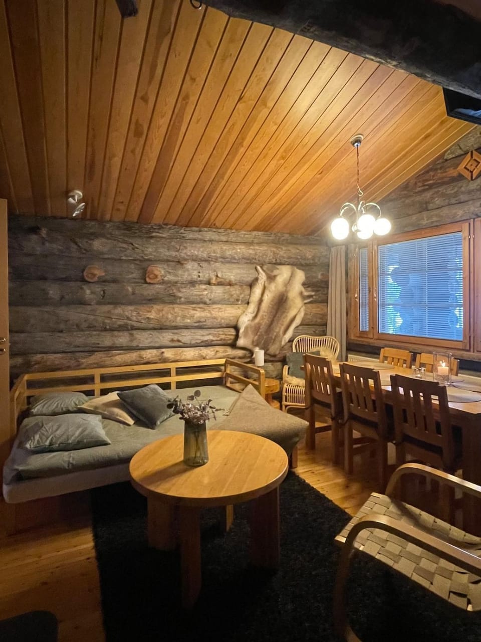 Kuonti-Ruka, kelohirsimökki järven rannalla House in Finland