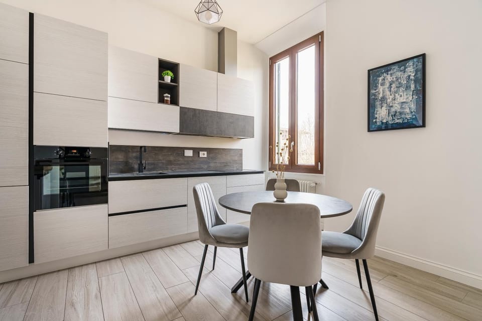Coffee/tea facilities, Kitchen or kitchenette, Dining area, minibar, oven, stove