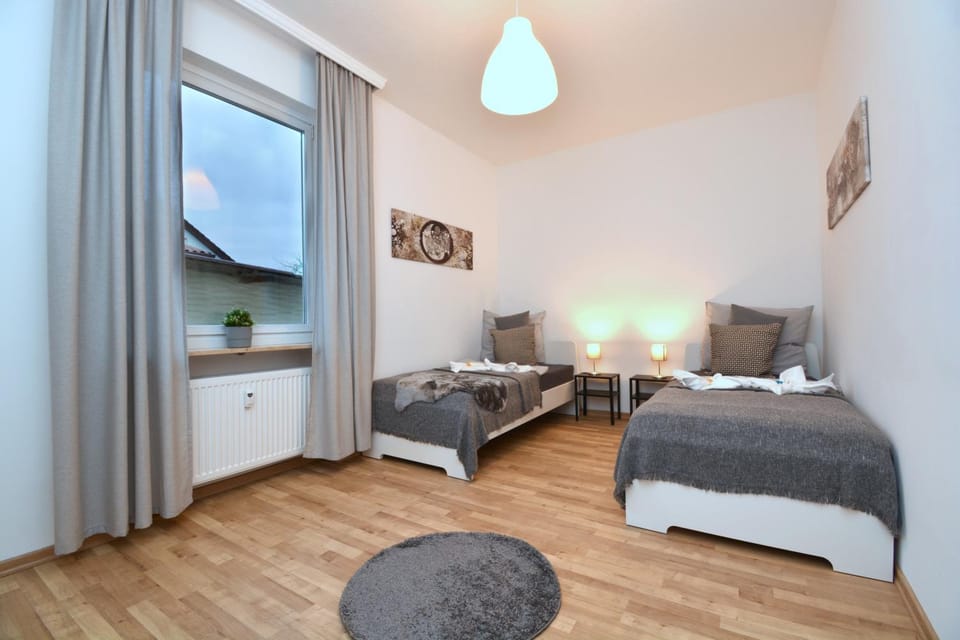 Bed, TV and multimedia, Photo of the whole room, Bedroom, towels