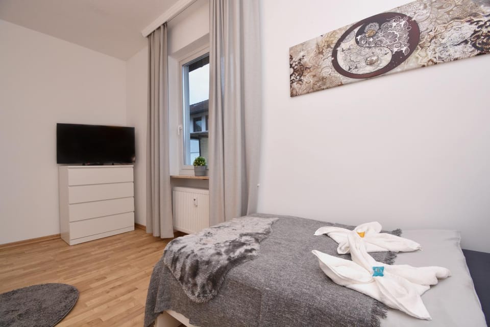 Bed, TV and multimedia, Photo of the whole room, Bedroom, towels