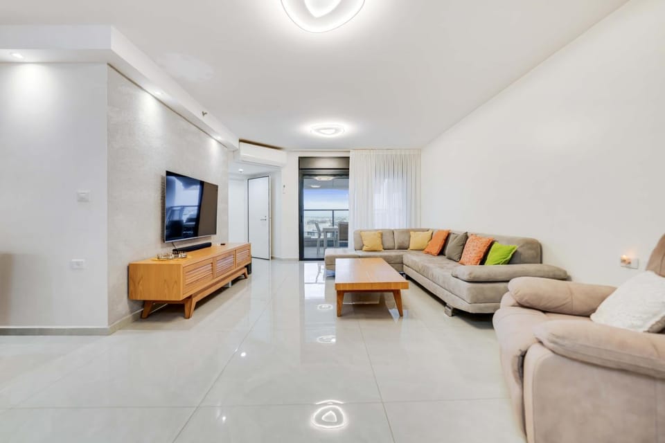 TV and multimedia, Living room, Seating area, Evening entertainment