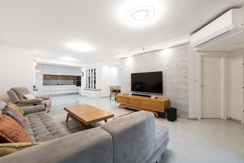 TV and multimedia, Living room, Seating area, Evening entertainment