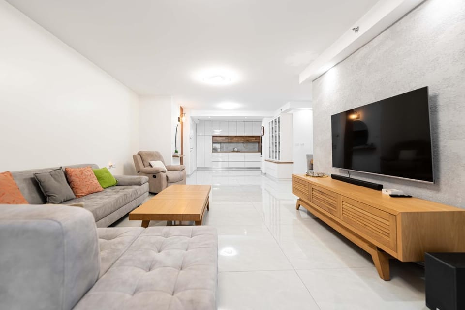 TV and multimedia, Living room, Seating area, Evening entertainment