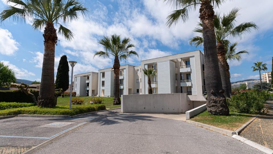 Property building, Facade/entrance, Off site