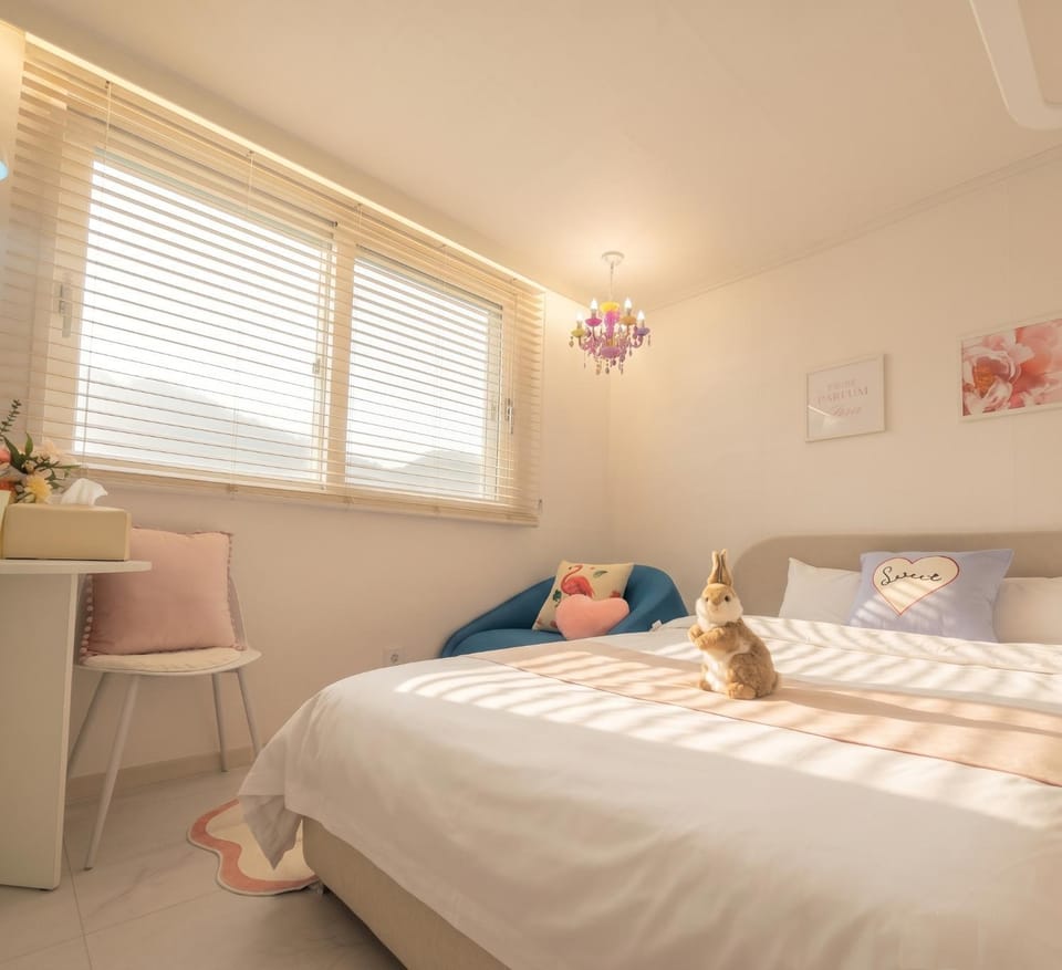 Photo of the whole room, Bedroom