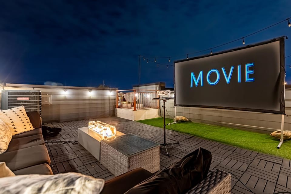Modern Luxe Townhome with Rooftop Cinema Apartment in Nashville