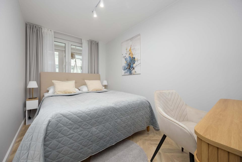 Bed, Photo of the whole room, Seating area, Bedroom
