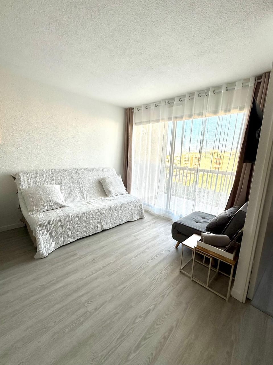 Bed, Living room