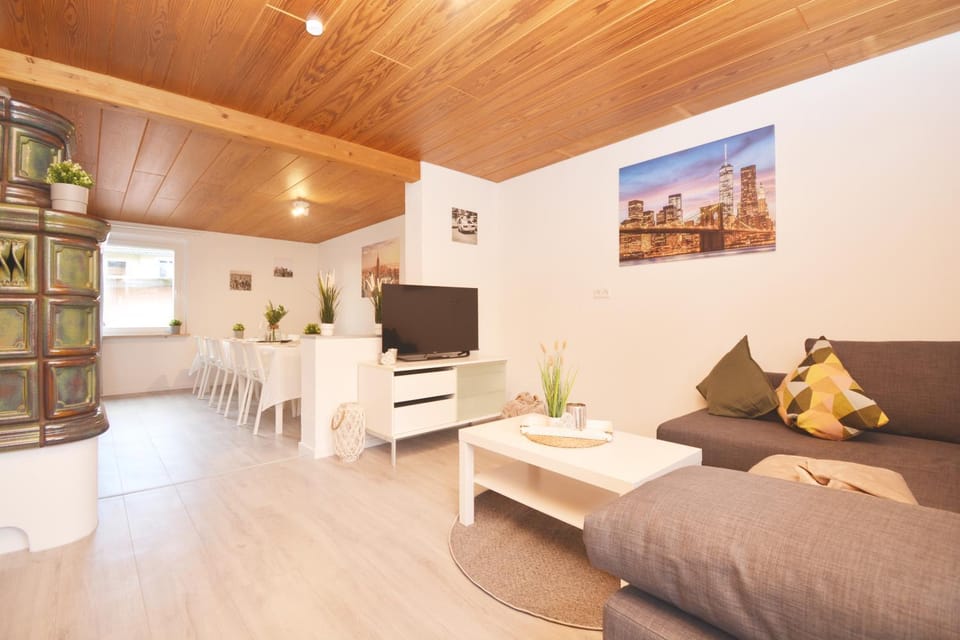 TV and multimedia, Living room, Seating area, Dining area