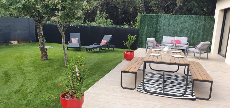 Property building, Balcony/Terrace, Living room