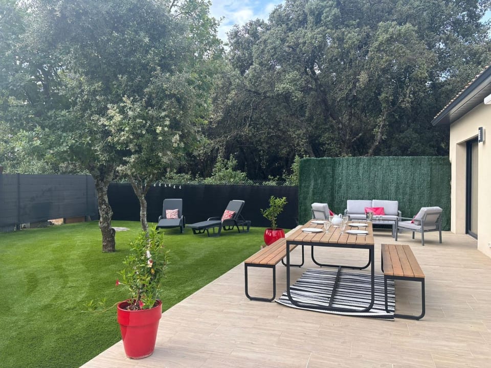 Property building, Balcony/Terrace, Living room