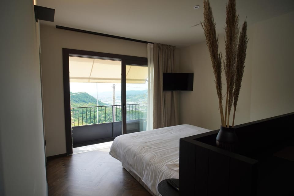 Natural landscape, TV and multimedia, Bedroom, Mountain view