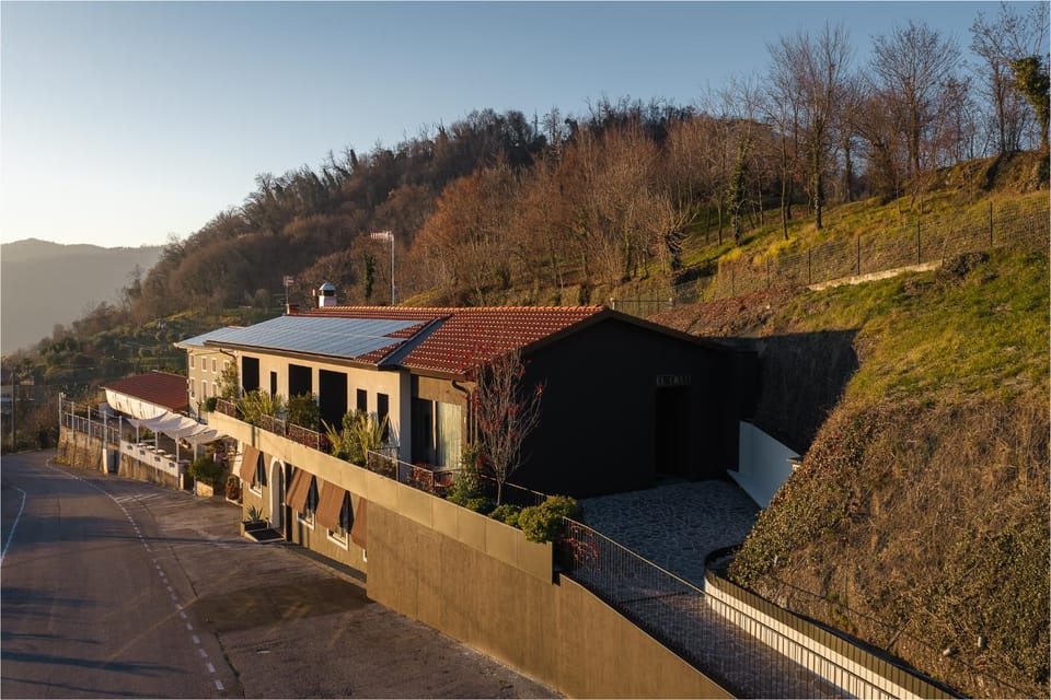 Property building, Day, Neighbourhood, Natural landscape, Mountain view