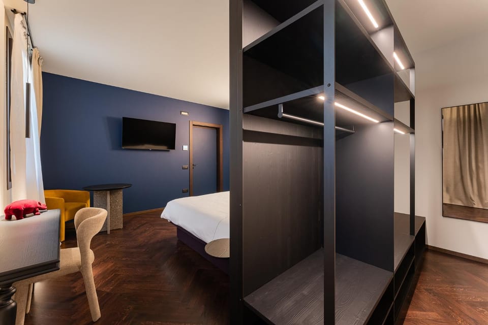 Bed, TV and multimedia, Photo of the whole room, Seating area, wardrobe