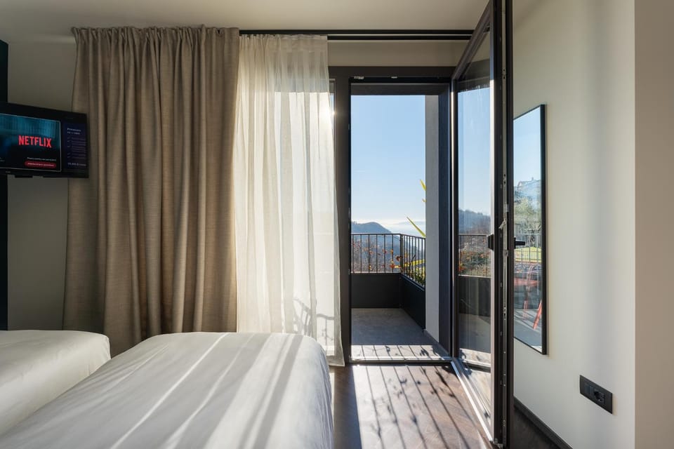 Bed, Natural landscape, TV and multimedia, View (from property/room), Balcony/Terrace, Photo of the whole room, Evening entertainment, Bedroom, Mountain view