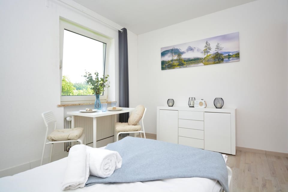 Bed, Photo of the whole room, Seating area, Bedroom