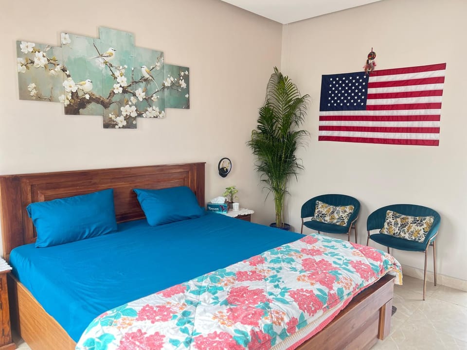 Photo of the whole room, Bedroom