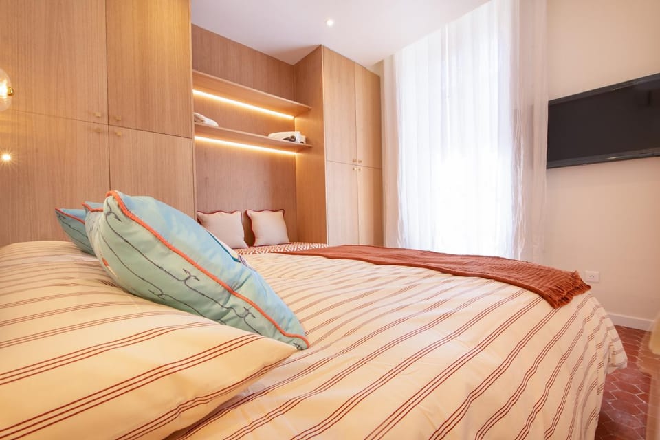 Bed, TV and multimedia, Photo of the whole room, Bedroom