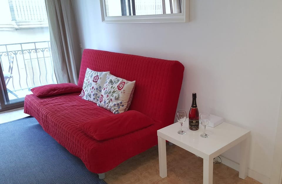 Day, Living room, Seating area, Alcoholic drinks