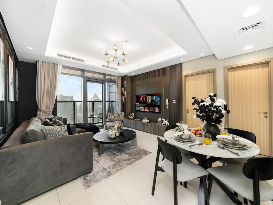 TV and multimedia, Living room, Seating area, Dining area