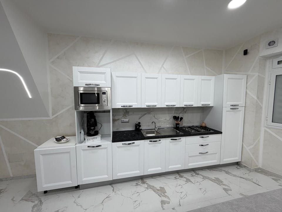 Coffee/tea facilities, Kitchen or kitchenette, stove